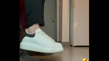 Fudendo gostoso essa vadia pelada da um chute na costela dela