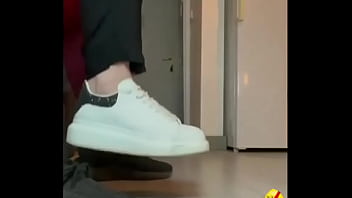 Fudendo gostoso essa vadia pelada da um chute na costela dela