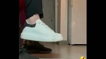 Fudendo gostoso essa vadia pelada da um chute na costela dela