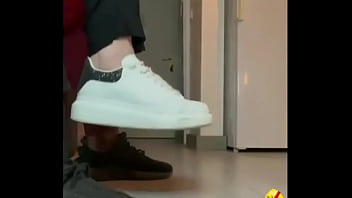 Fudendo gostoso essa vadia pelada da um chute na costela dela