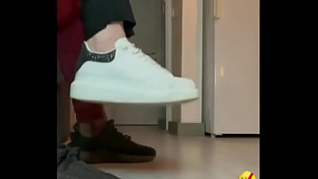 Fudendo gostoso essa vadia pelada da um chute na costela dela