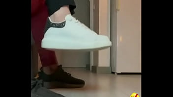 Fudendo gostoso essa vadia pelada da um chute na costela dela