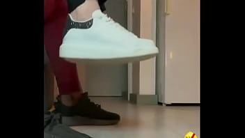 Fudendo gostoso essa vadia pelada da um chute na costela dela