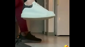 Fudendo gostoso essa vadia pelada da um chute na costela dela