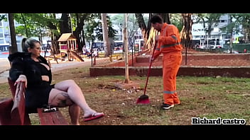 Varredor de rua gozando na buceta da coroa em plena praça pública