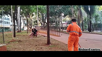 Varredor de rua gozando na buceta da coroa em plena praça pública