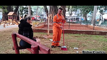 Varredor de rua gozando na buceta da coroa em plena praça pública
