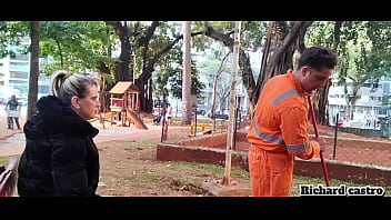 Varredor de rua gozando na buceta da coroa em plena praça pública