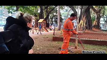 Varredor de rua gozando na buceta da coroa em plena praça pública