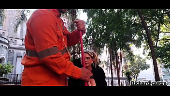 Varredor de rua gozando na buceta da coroa em plena praça pública