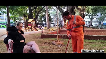 Varredor de rua gozando na buceta da coroa em plena praça pública