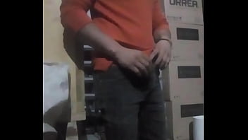 Novio le muestra su pene por primera vez