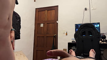 Hermanastro travieso aprovecha que estamos solos en casa y me folla