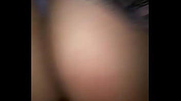 Moviendo el culo como la perra que es