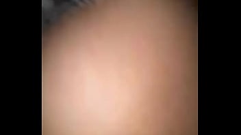 Moviendo el culo como la perra que es