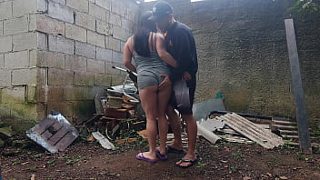 Comendo garota na festa nos fundos do sítio