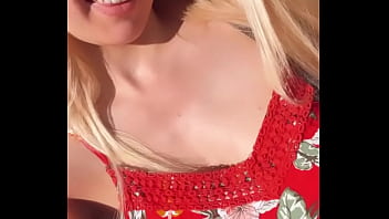 Et on sort la robe fleuris en no bra comme ça je fais profiter tout le monde