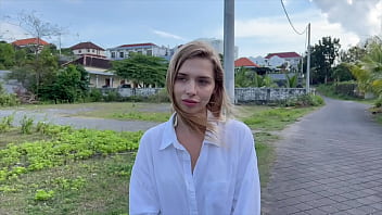 Picked up babe ends up sucking my dick