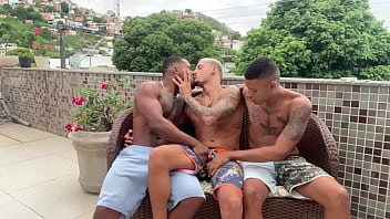 Pela Primeira Vez Dando Para Dois Machos Ao Mesmo Tempo thumbnail