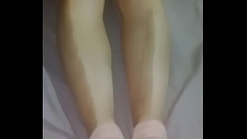 Pies De Mi Esposa Con Medias Cortas Y Pantalon Corto En La Cama thumbnail