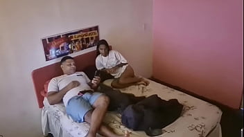 Minha enteada chegou nua no meu quarto enquanto eu assistia novela e me deu o cuzinho