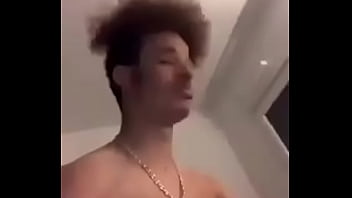 Il s'amuse en se faisant suck