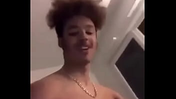 Il s'amuse en se faisant suck