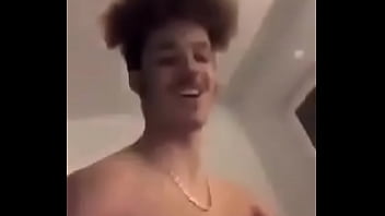 Il s'amuse en se faisant suck