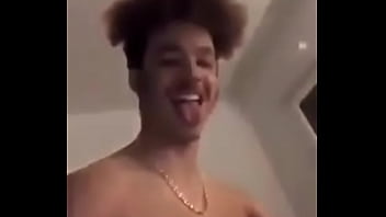 Il s'amuse en se faisant suck