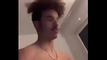 Il s'amuse en se faisant suck