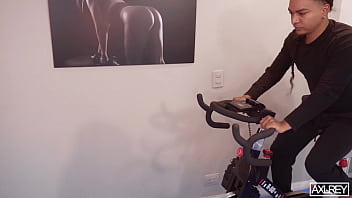 Chica tetona tiene una fantasia de follarnos a los 3 en el gimnasio