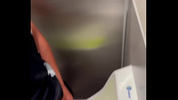 Mayate Enseñando La Verga En Baño Publico thumbnail