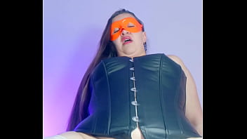 La dueña del bar imita a la mucama y hace un video masturbandose para mostrar a sus clientes 3 full on xred sheer