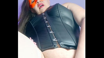 La dueña del bar imita a la mucama y hace un video masturbandose para mostrar a sus clientes 3 full on xred sheer