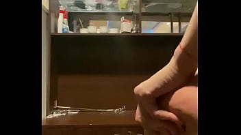 пошлая брюнетка развлекается со своей пиздой