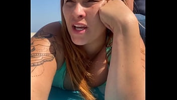 Deixei o cara por a mão na minha bunda