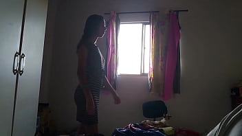 Linda trocando de roupa