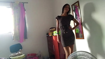 Linda trocando de roupa