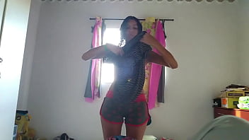 Linda trocando de roupa