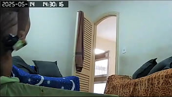 Camera escondida flagra empregada arrumando casa pelada com sua grande buceta