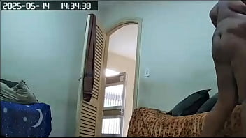 Camera escondida flagra empregada arrumando casa pelada com sua grande buceta