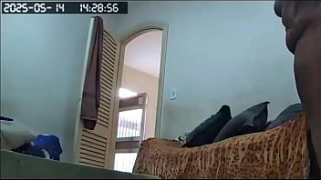 Camera escondida flagra empregada arrumando casa pelada com sua grande buceta