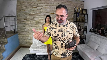 Boyceta entra na farra das meninas e acaba levando rola