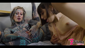 Anuskatzz loves to make her friends asshole gape