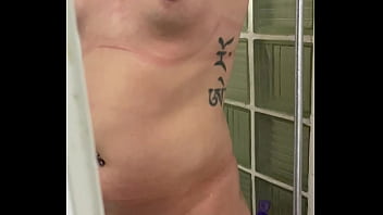 Dans ma douche qui veut me rejoindre bisous de nous bonne soirée