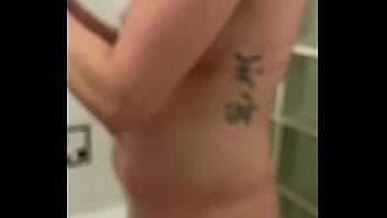 Dans ma douche qui veut me rejoindre bisous de nous bonne soirée