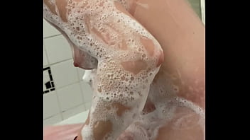 Dans ma douche qui veut me rejoindre bisous de nous bonne soirée