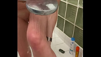 Dans ma douche qui veut me rejoindre bisous de nous bonne soirée