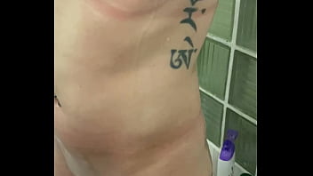 Dans ma douche qui veut me rejoindre bisous de nous bonne soirée