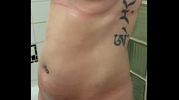 Dans ma douche qui veut me rejoindre bisous de nous bonne soirée